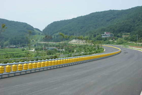 acheter Double Buckets Or Single Bucket Roller Crash Barrier with 3.5 Mm Thickness Standard JT/T281-2007 online manufacture