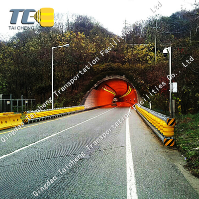 Route tournant les barrières anti-collision appropriées aux sections de route dangereuses, disponible dans des couleurs oranges et jaunes.