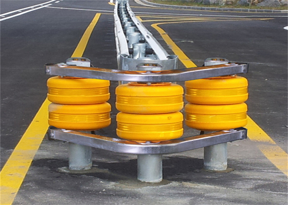 Entrées de tunnel barrière à rouleaux routiers avec jaune rouge