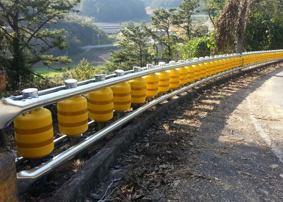 Bon prix Barrière de sécurité à rouleaux de 4 mètres offrant une protection complète, conçue pour résister aux conditions difficiles et aux impacts importants en ligne