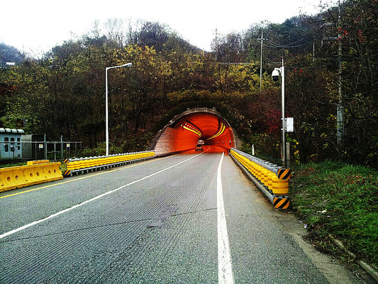 Good price Hot Dipped Galvanized Rolling Guardrail Barrier Featuring Grade International Level 4 and PU Roller Material Ensuring Roadside Safety en ligne