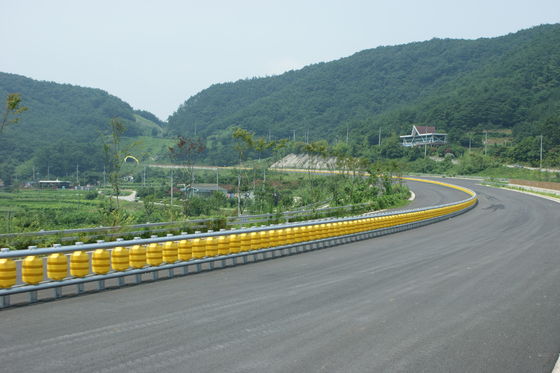 Good price Double Buckets Or Single Bucket Roller Crash Barrier with 3.5 Mm Thickness Standard JT/T281-2007 en ligne